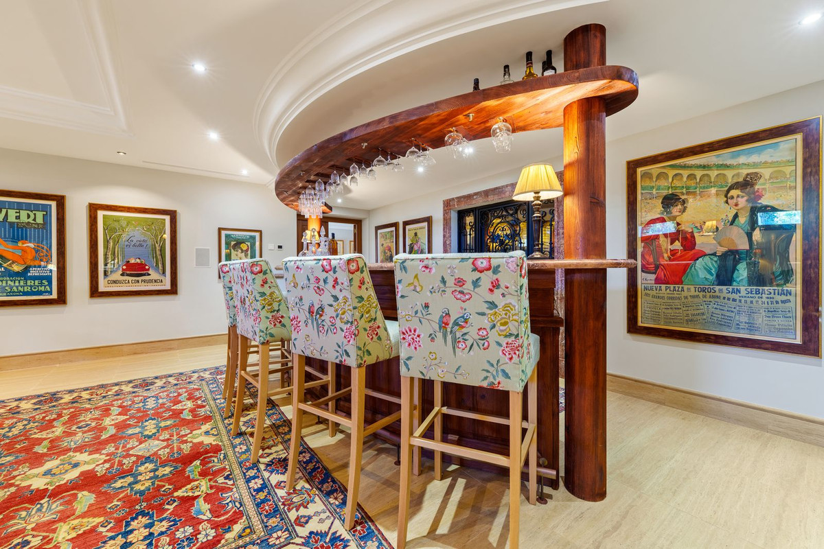 Villa for sale in Golden Mile, Málaga, Spain