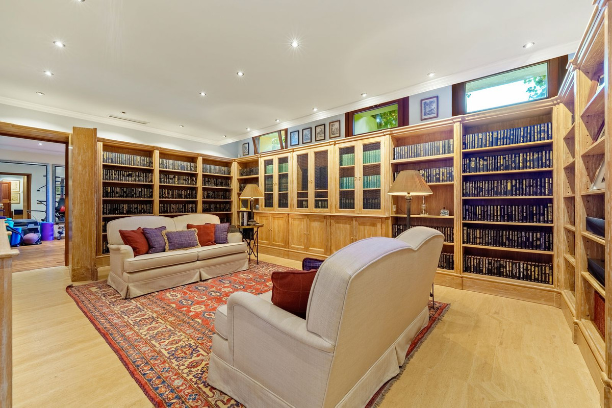Villa for sale in Golden Mile, Málaga, Spain