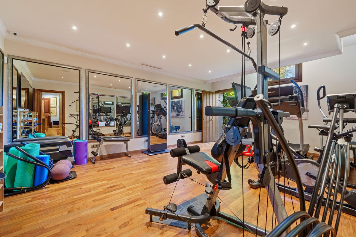 Villa for sale in Golden Mile, Málaga, Spain