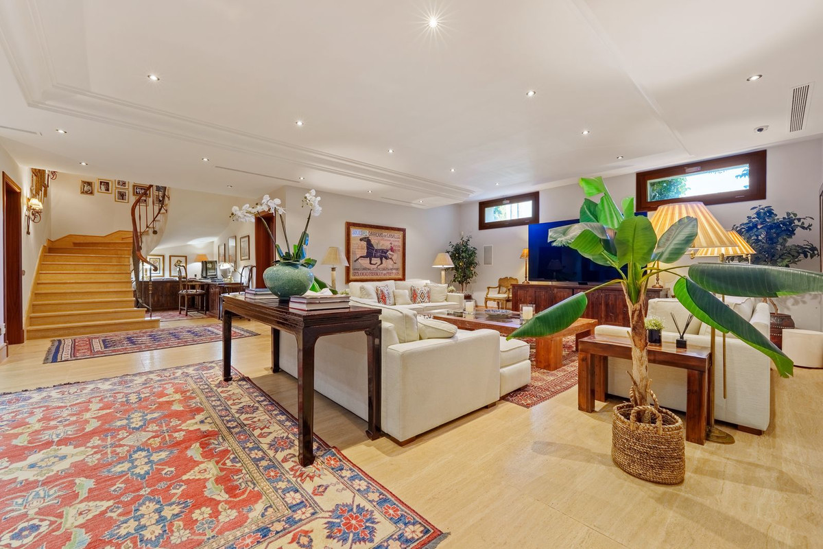 Villa for sale in Golden Mile, Málaga, Spain