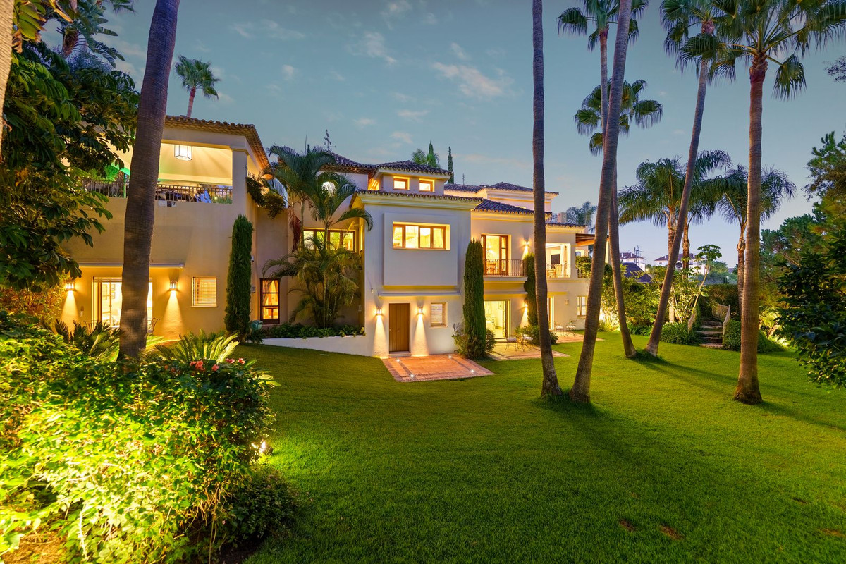 Villa for sale in Golden Mile, Málaga, Spain