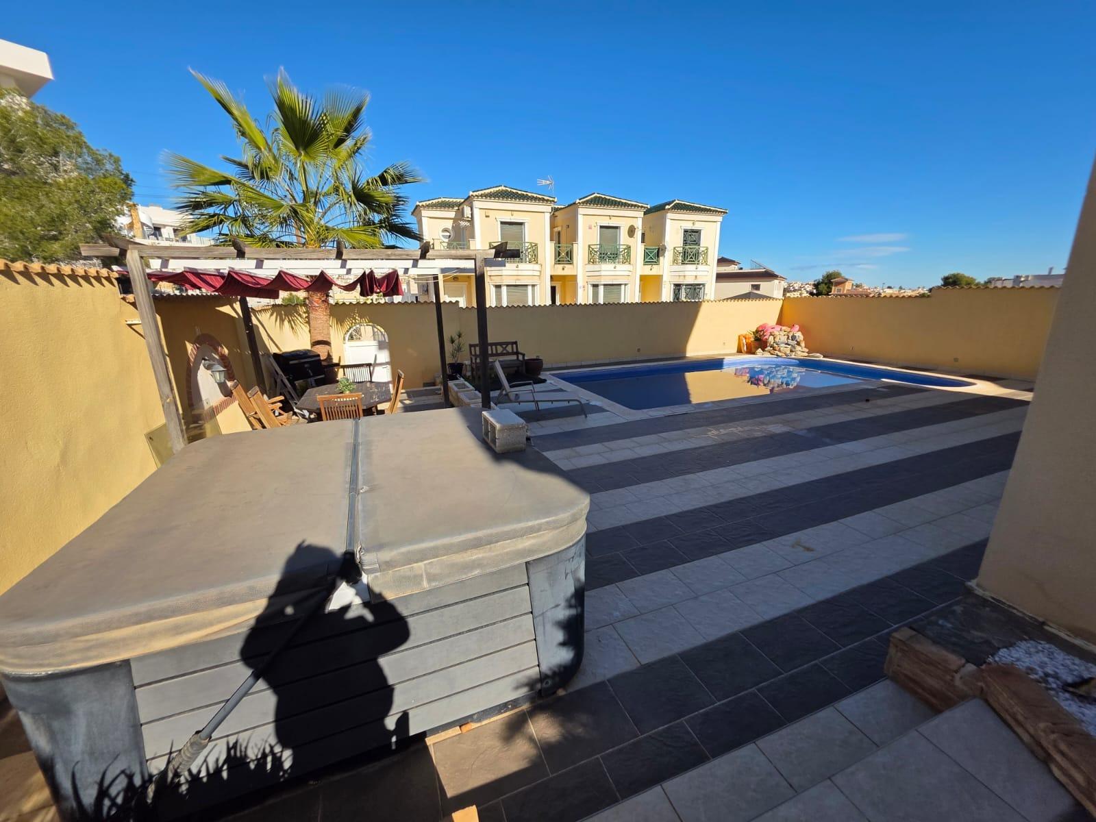 Villa en venta en Orihuela Costa