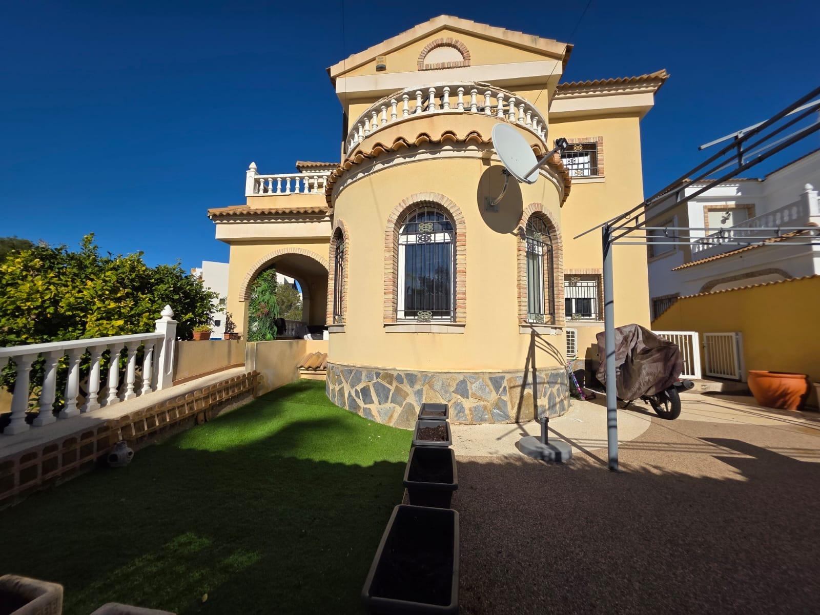 Villa en venta en Orihuela Costa