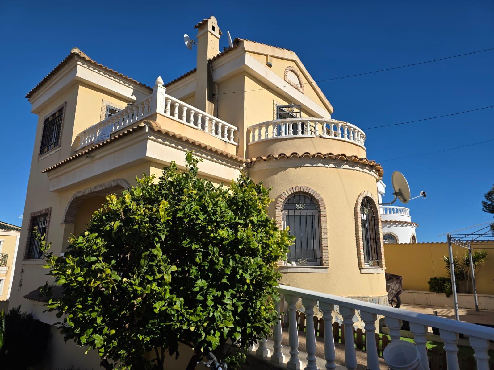 Villa en venta en Orihuela Costa