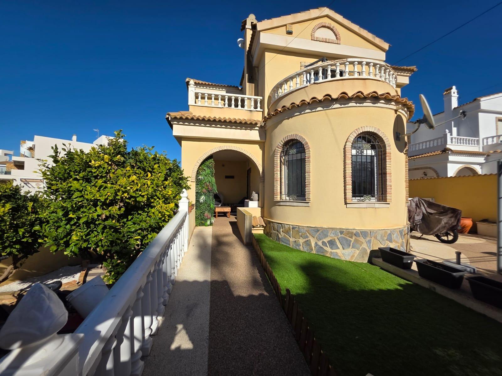 Villa en venta en Orihuela Costa