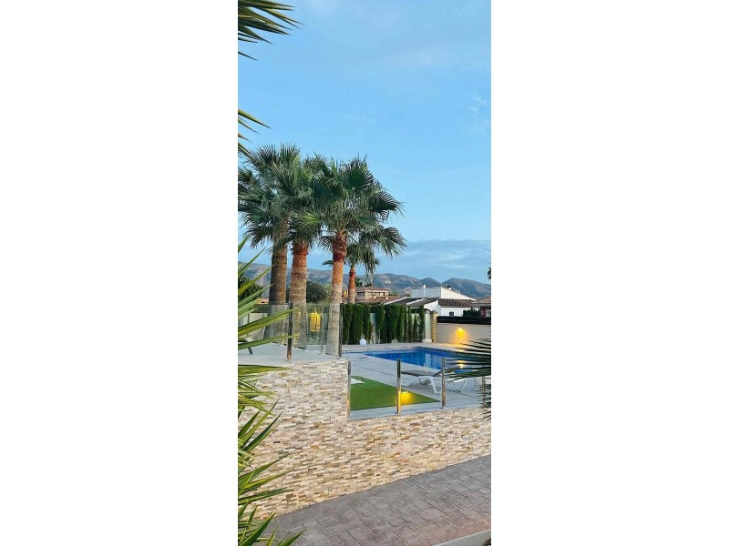 Villa en venta en Alfas Del Pi