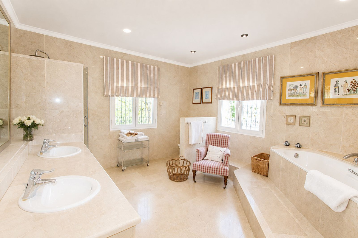 Villa for sale in La Quinta, Málaga, Spain