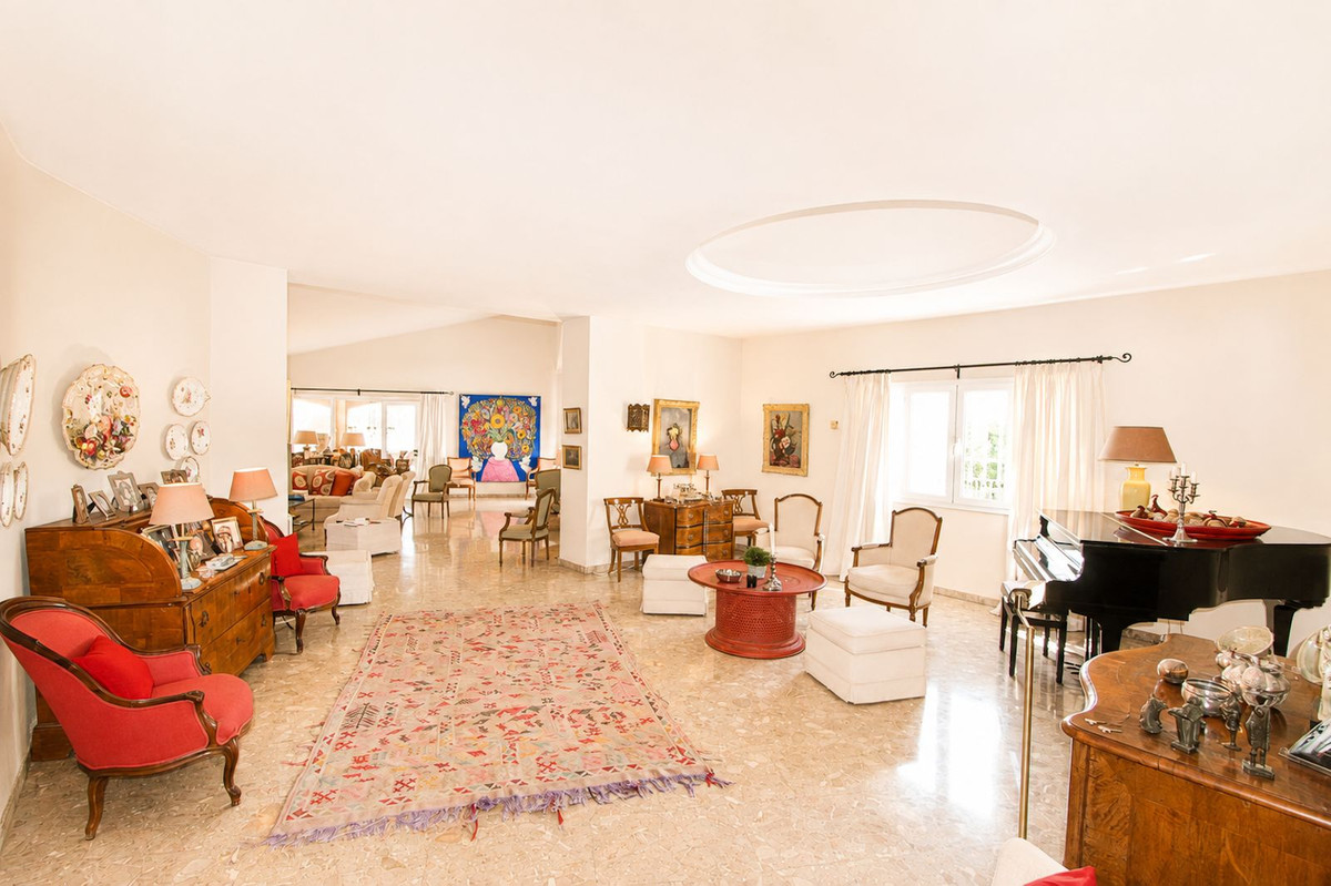 Villa for sale in La Quinta, Málaga, Spain