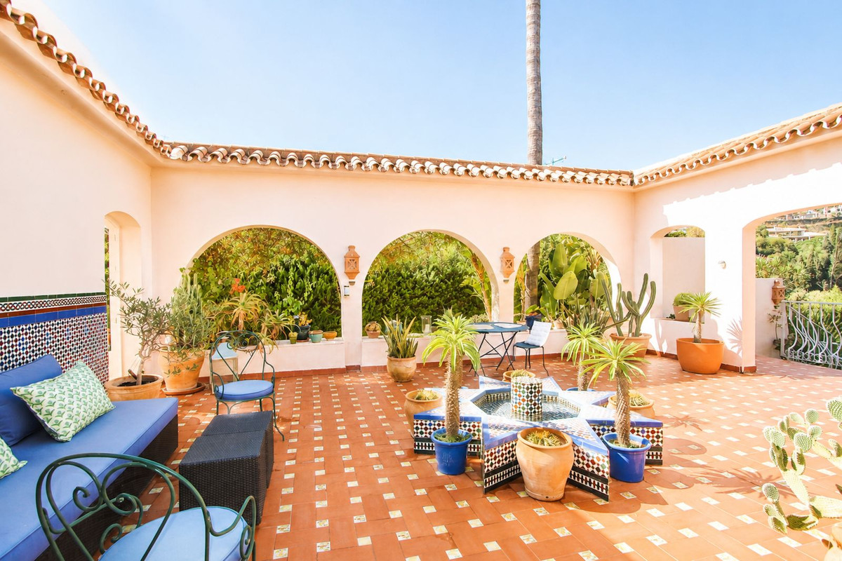 Villa for sale in La Quinta, Málaga, Spain