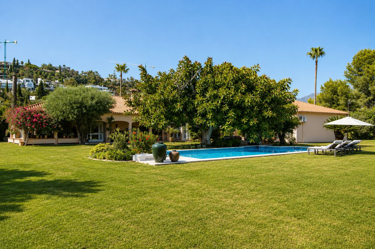 Villa for sale in La Quinta, Málaga, Spain
