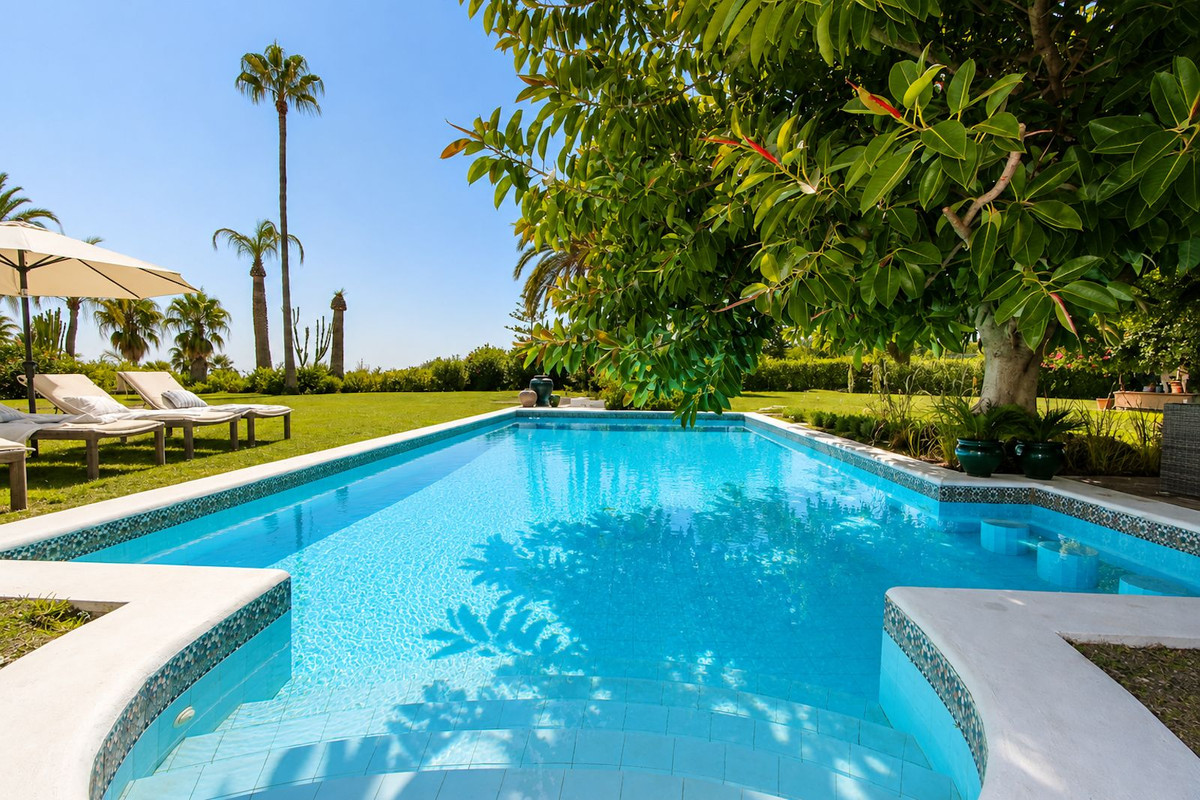 Villa for sale in La Quinta, Málaga, Spain