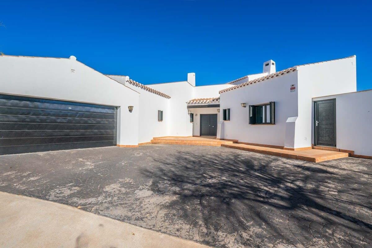 Villa for sale in El Valle Golf Resort, Murcia, Spain