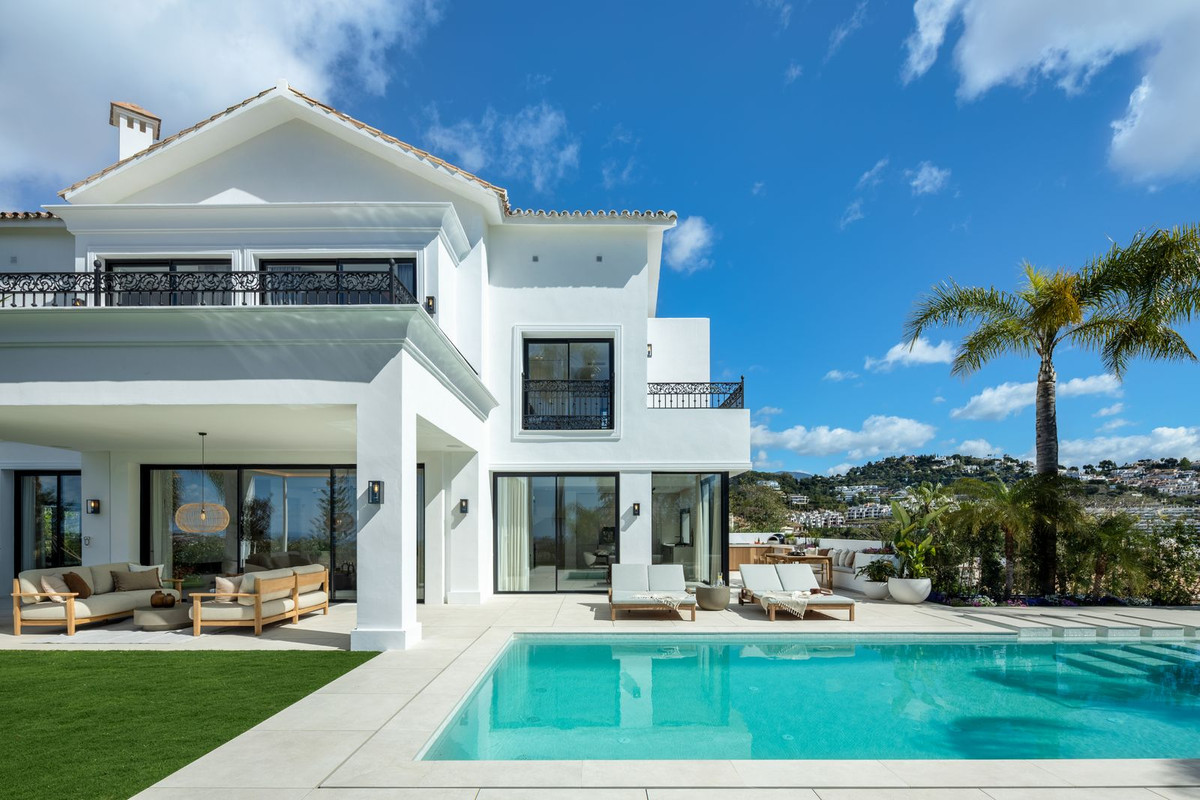 Villa for sale in Los Arqueros Golf, Málaga, Spain