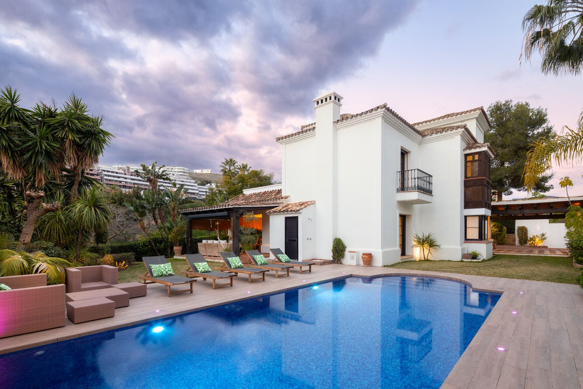Villa for sale in La Quinta, Málaga, Spain