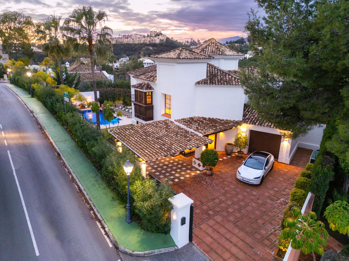 Villa for sale in La Quinta, Málaga, Spain