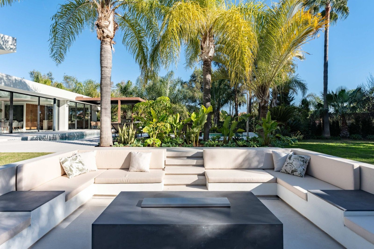 Villa for sale in Hacienda Las Chapas, Málaga, Spain