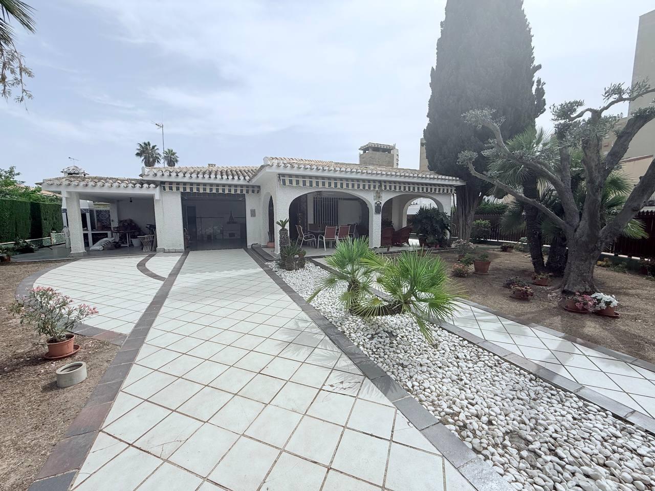 Villa en venta en Orihuela Costa
