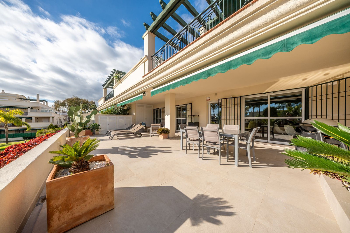Apartment for sale in Puerto Banus, Málaga, Spain