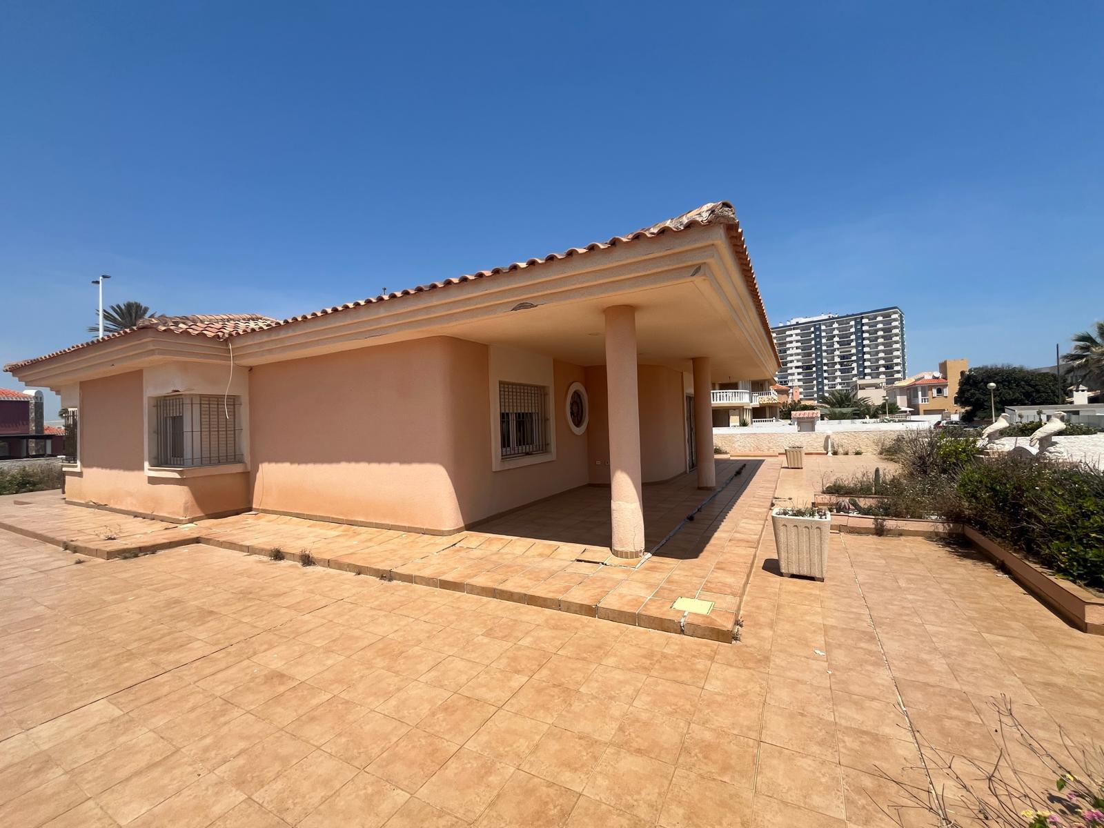 Villa en venta en La Manga Del Mar Menor
