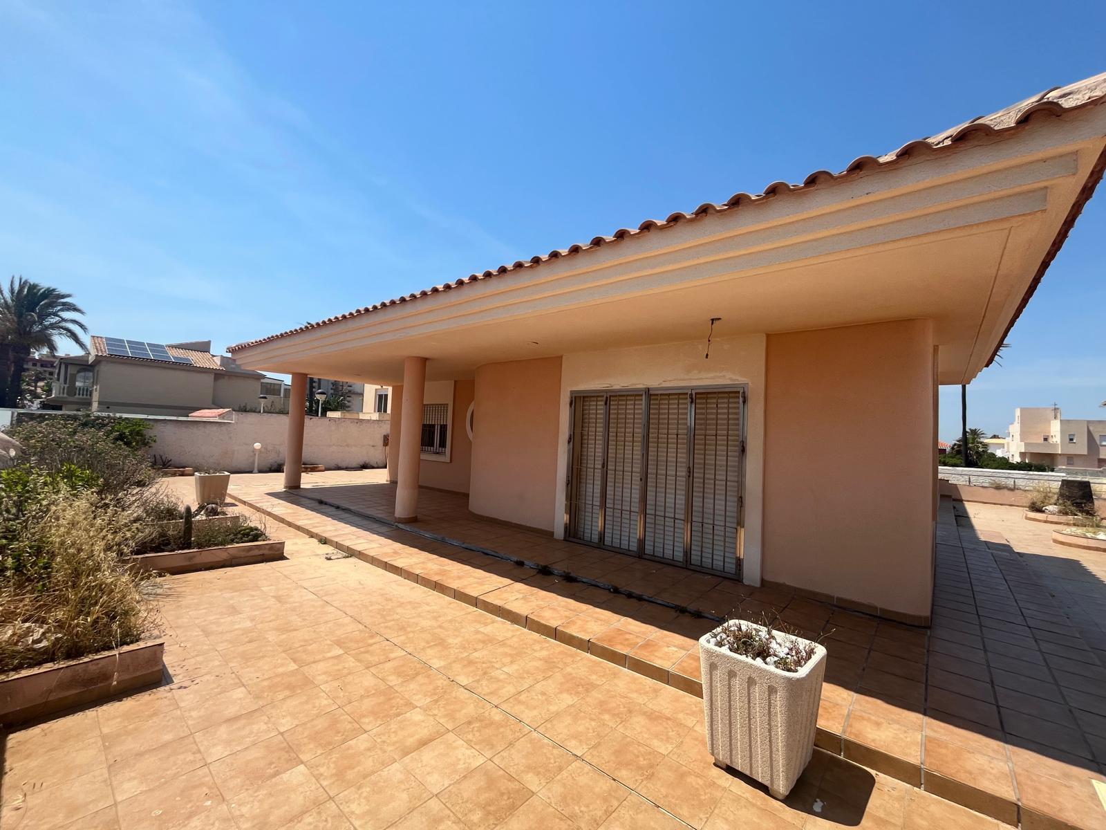 Villa en venta en La Manga Del Mar Menor