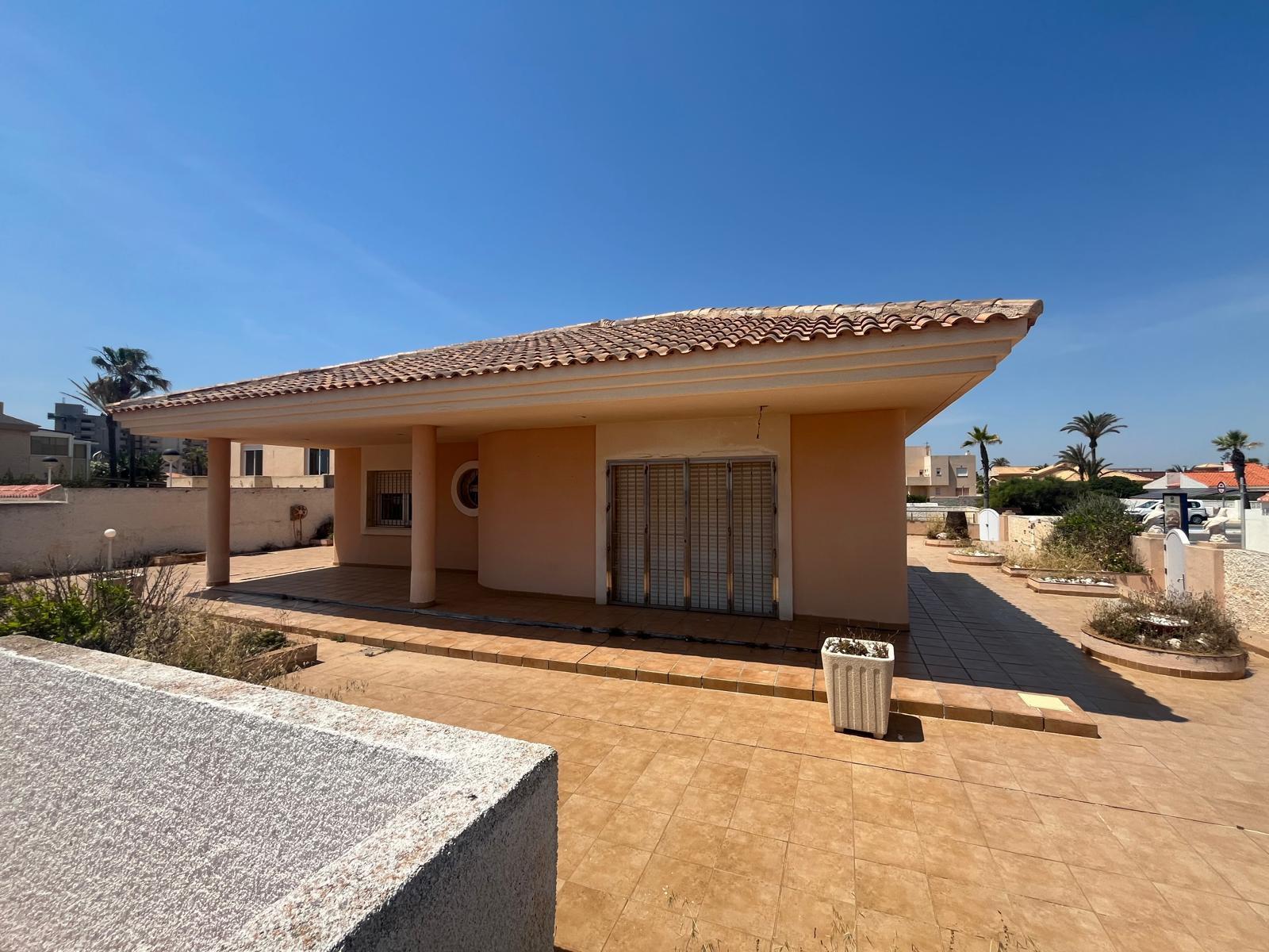 Villa en venta en La Manga Del Mar Menor