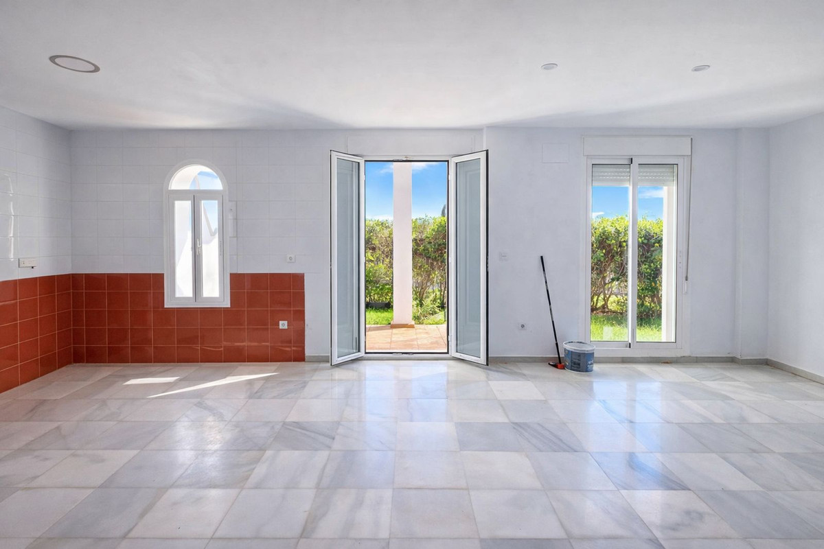 Apartment for sale in La Duquesa, Málaga, Spain