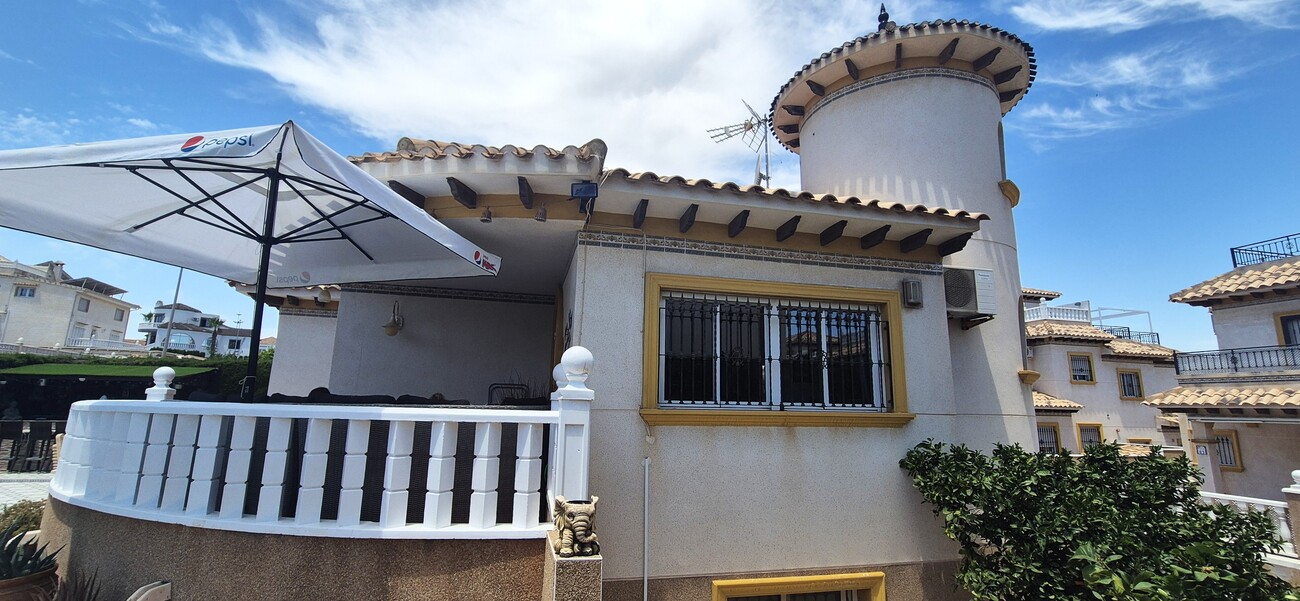 Villa for sale in Villamartin, Alicante, Spain