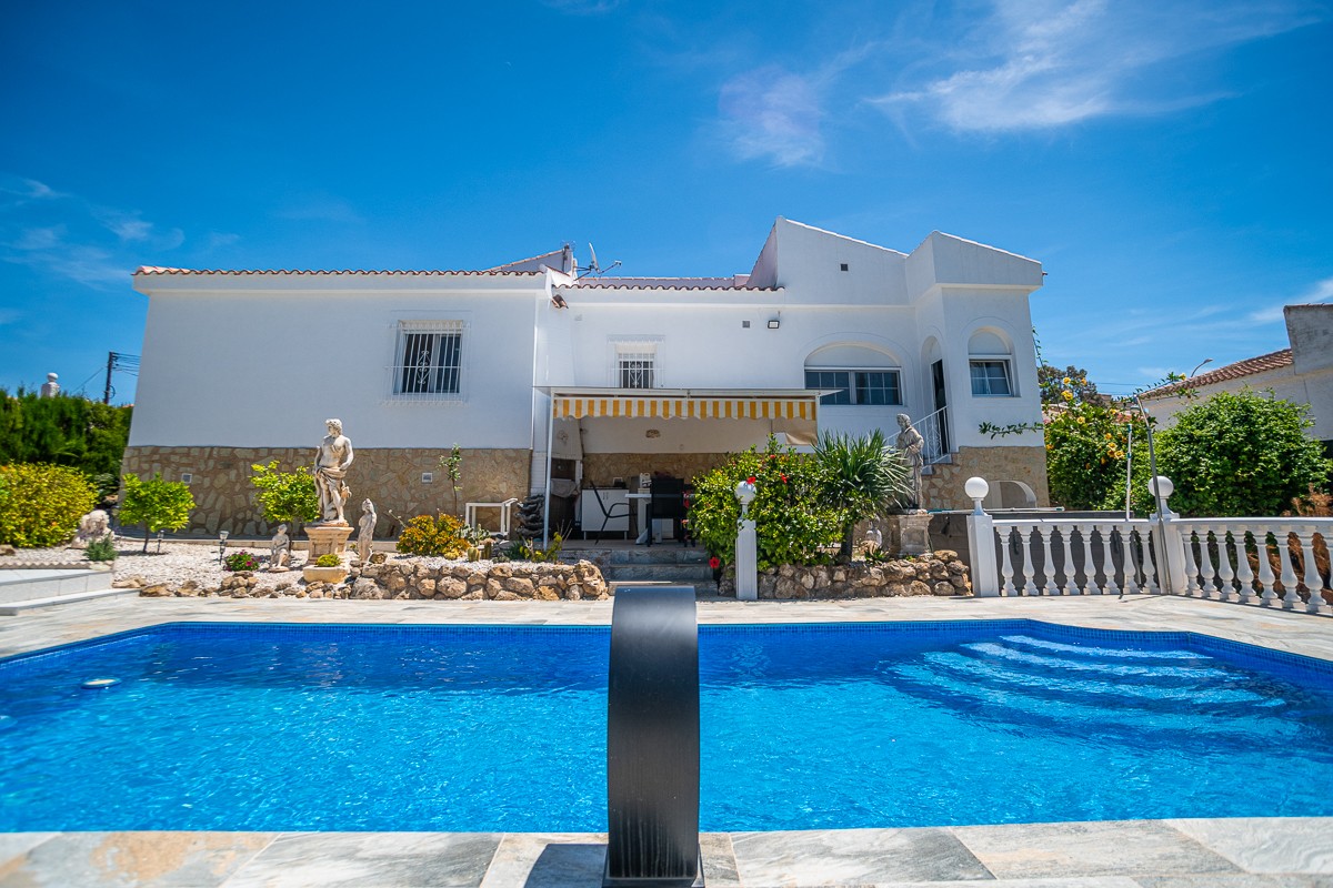 Villa for sale in La Marina, Alicante, Spain