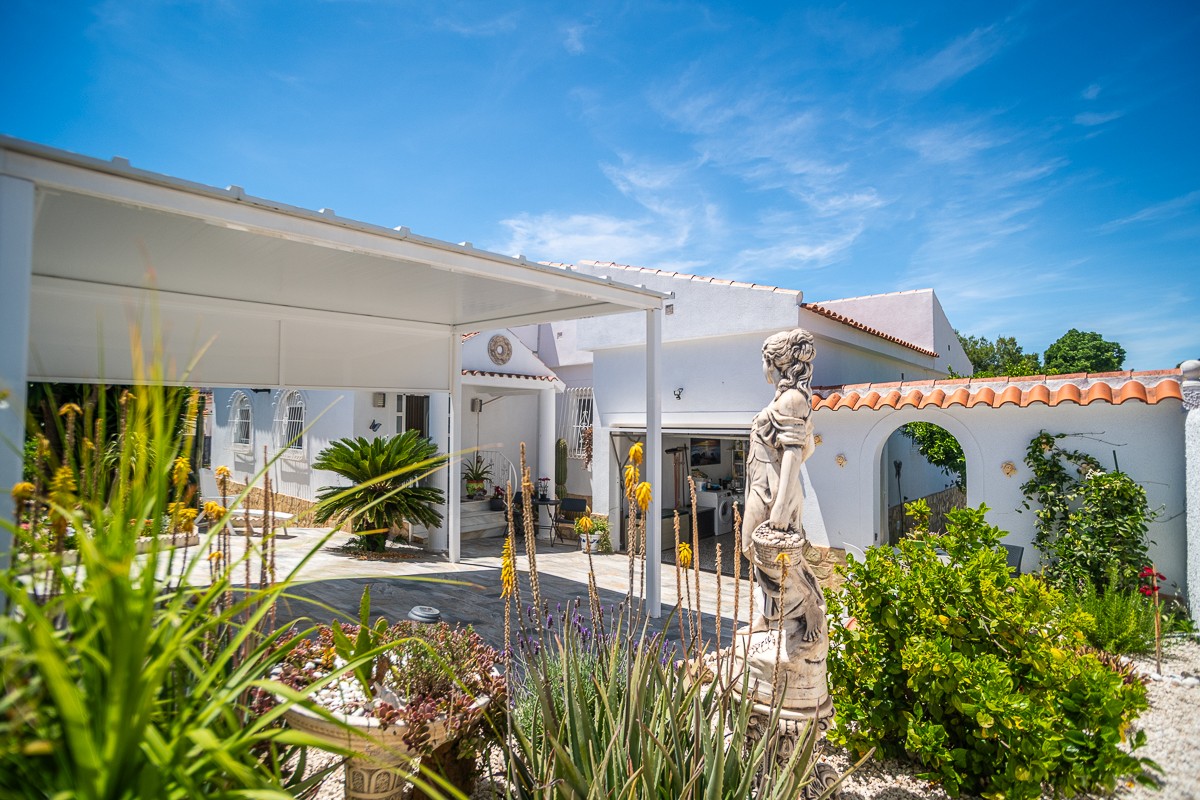 Villa for sale in La Marina, Alicante, Spain