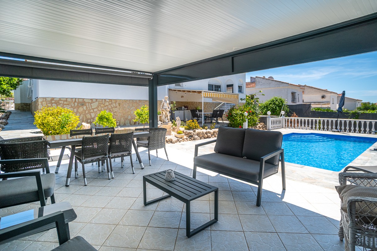 Villa for sale in La Marina, Alicante, Spain