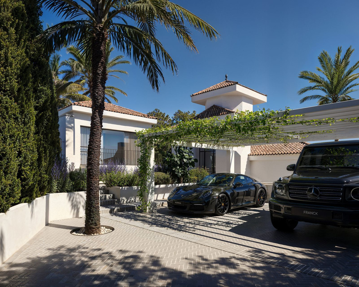 Villa for sale in Nueva Andalucía, Málaga, Spain
