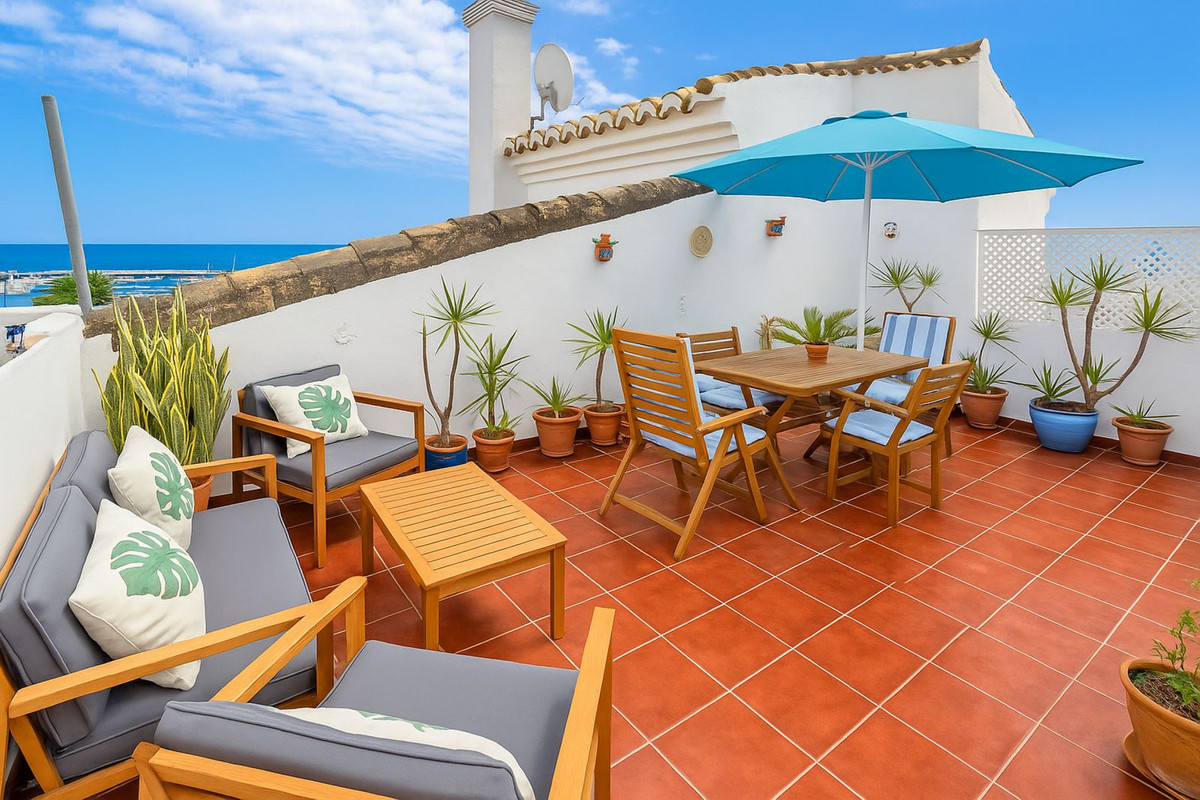Penthouse for sale in La Duquesa, Málaga, Spain