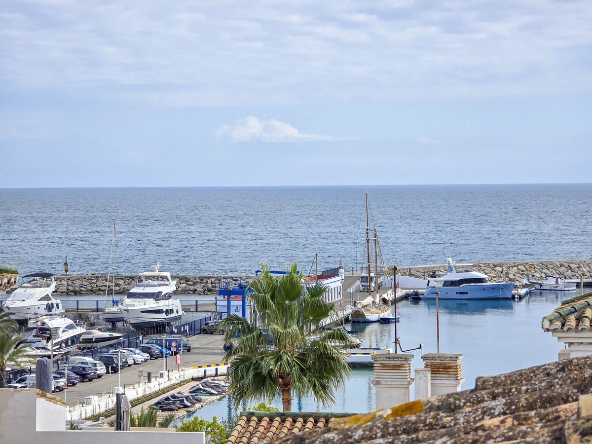 Penthouse for sale in La Duquesa, Málaga, Spain