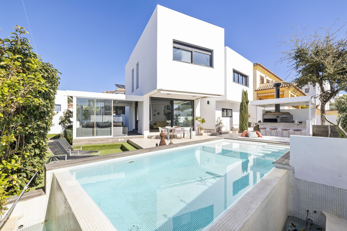 Villa for sale in Sierrezuela, Málaga, Spain