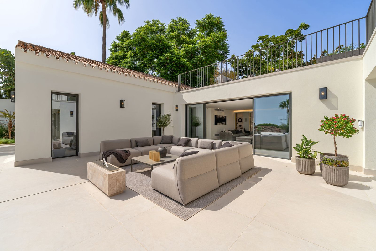 Villa for sale in Golden Mile, Málaga, Spain