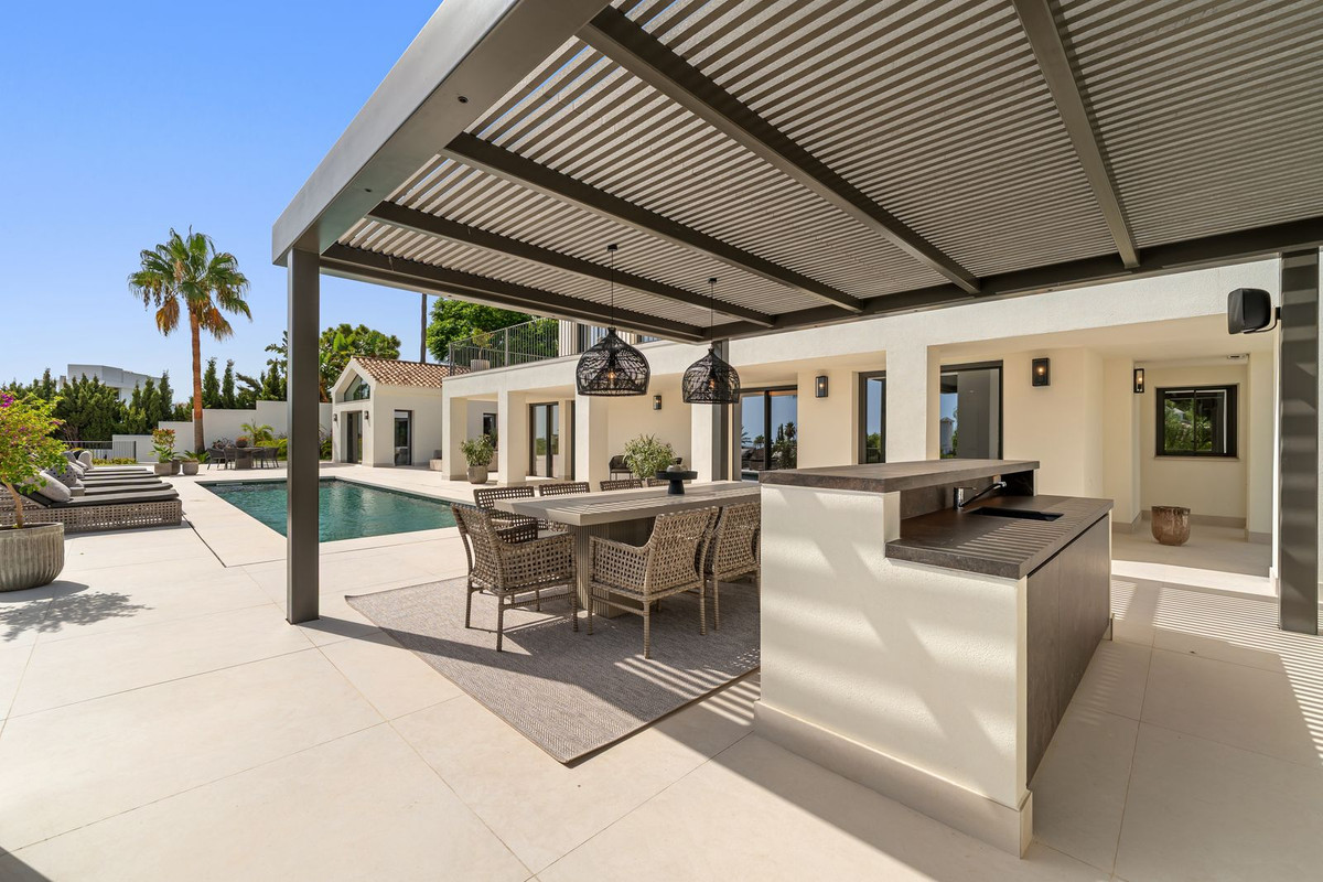 Villa for sale in Golden Mile, Málaga, Spain