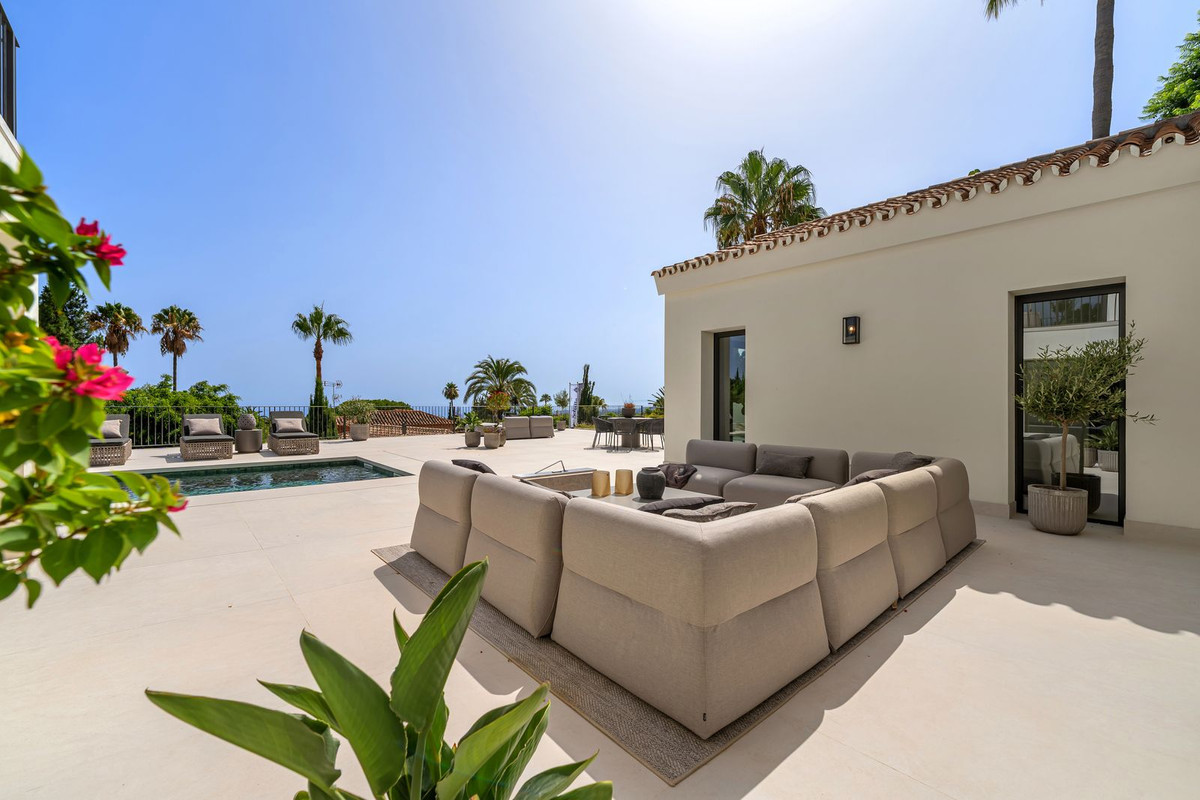 Villa for sale in Golden Mile, Málaga, Spain