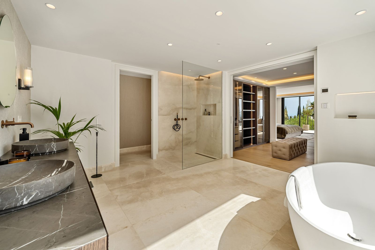 Villa for sale in Golden Mile, Málaga, Spain