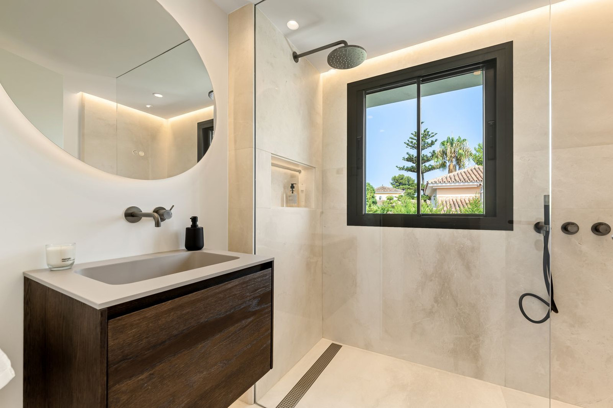 Villa for sale in Golden Mile, Málaga, Spain