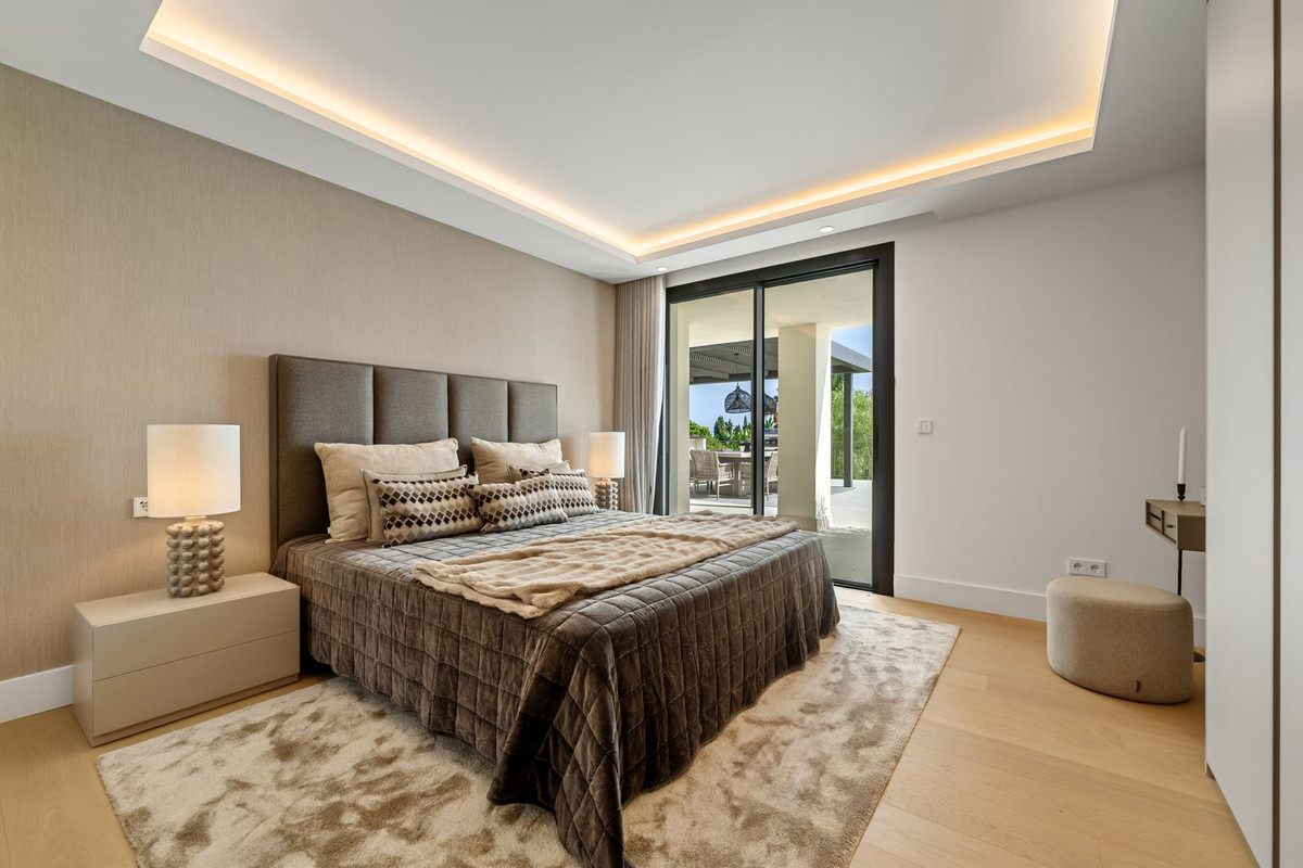 Villa for sale in Golden Mile, Málaga, Spain