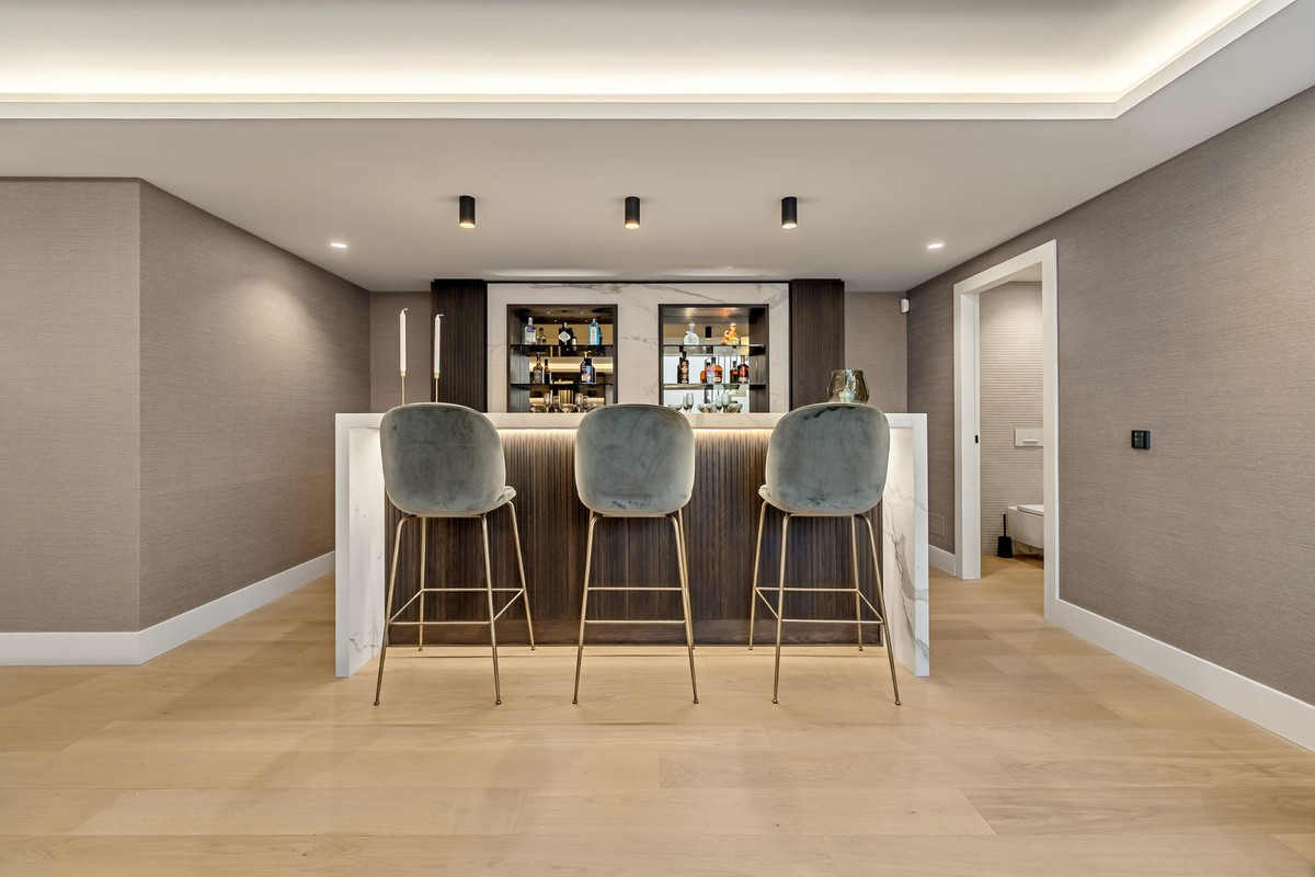 Villa for sale in Golden Mile, Málaga, Spain