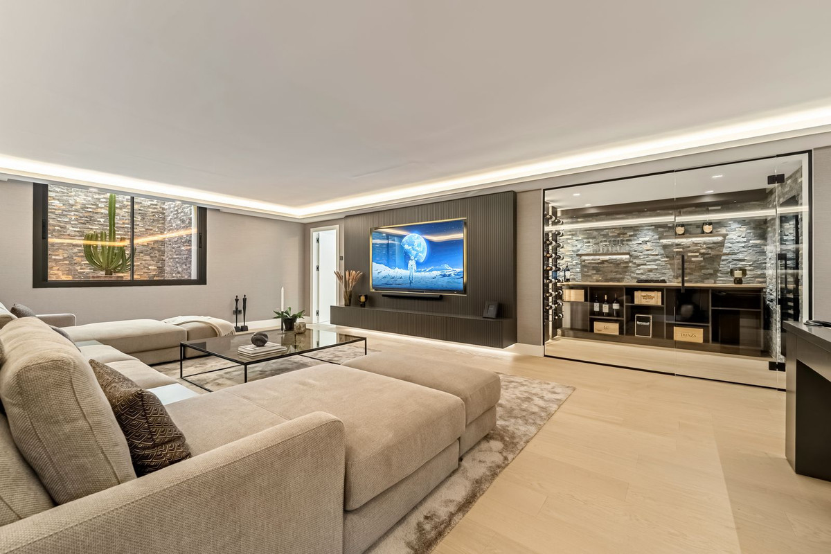 Villa for sale in Golden Mile, Málaga, Spain