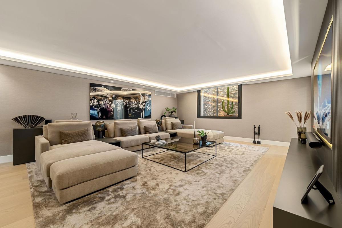 Villa for sale in Golden Mile, Málaga, Spain