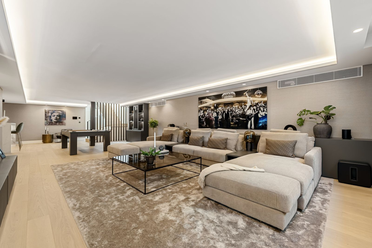 Villa for sale in Golden Mile, Málaga, Spain