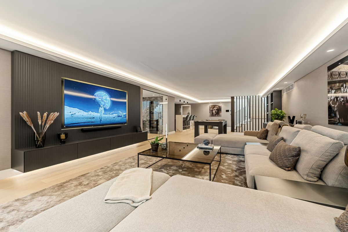 Villa for sale in Golden Mile, Málaga, Spain
