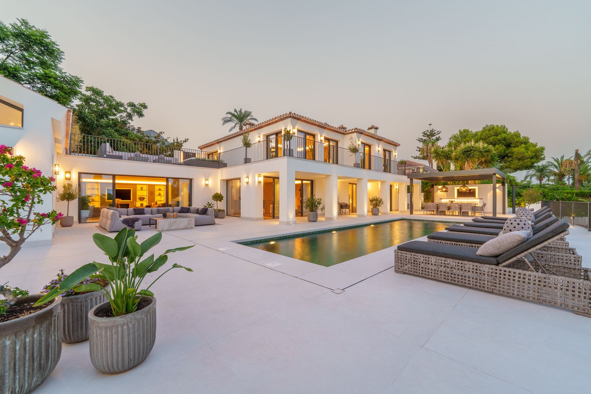 Villa for sale in Golden Mile, Málaga, Spain
