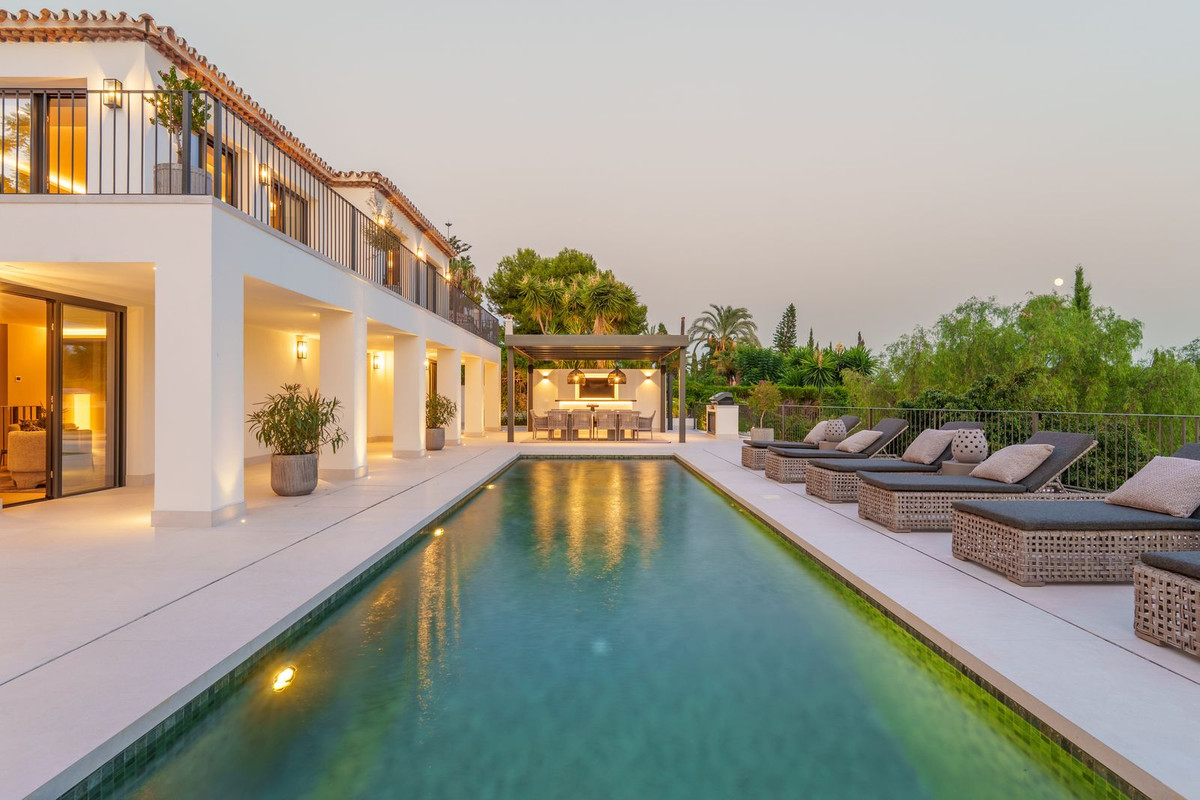 Villa for sale in Golden Mile, Málaga, Spain