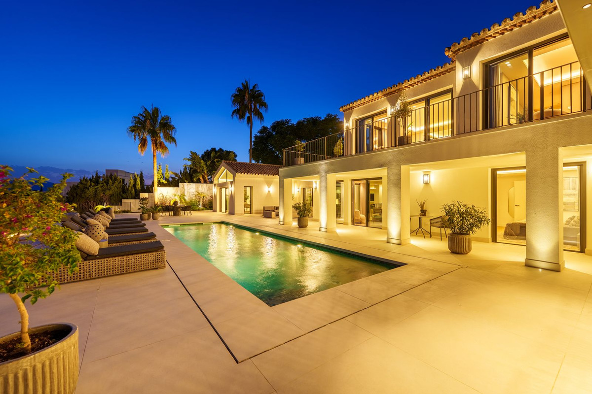 Villa for sale in Golden Mile, Málaga, Spain