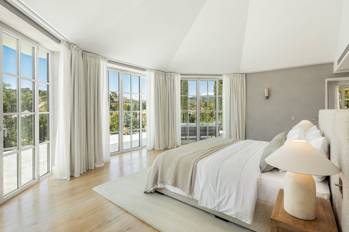 Villa for sale in Nueva Andalucía, Málaga, Spain