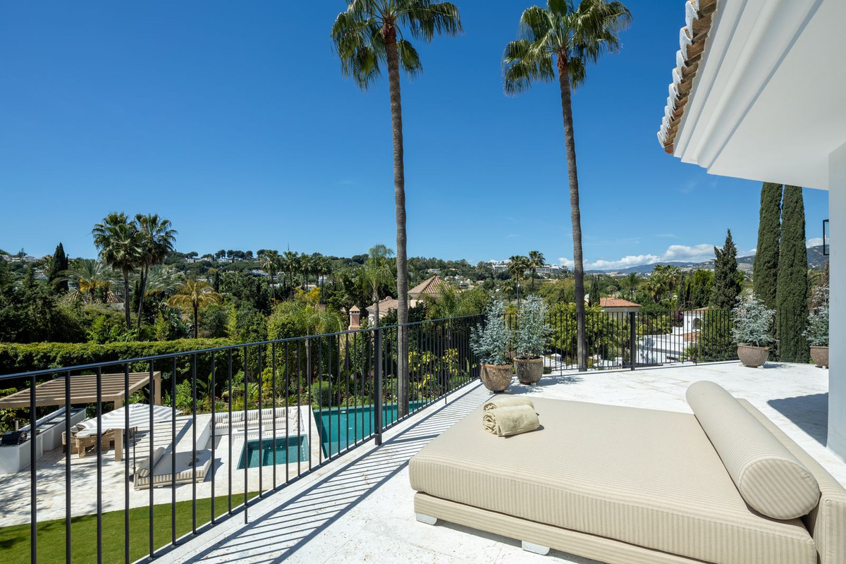 Villa for sale in Nueva Andalucía, Málaga, Spain